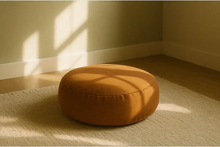 Cojín de meditación iluminado en un ambiente sereno para practicar conexión con el presente